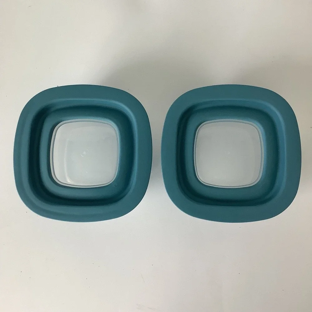 2 Rubbermaid Premier Square Food Storage Container 1.25 cups 7J5635 w/ Blue‎ Lid